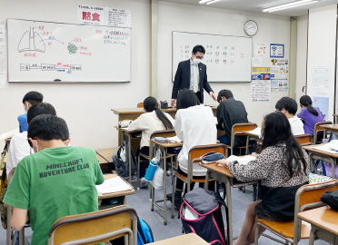 受験に向けて仲間たちと切磋琢磨しています